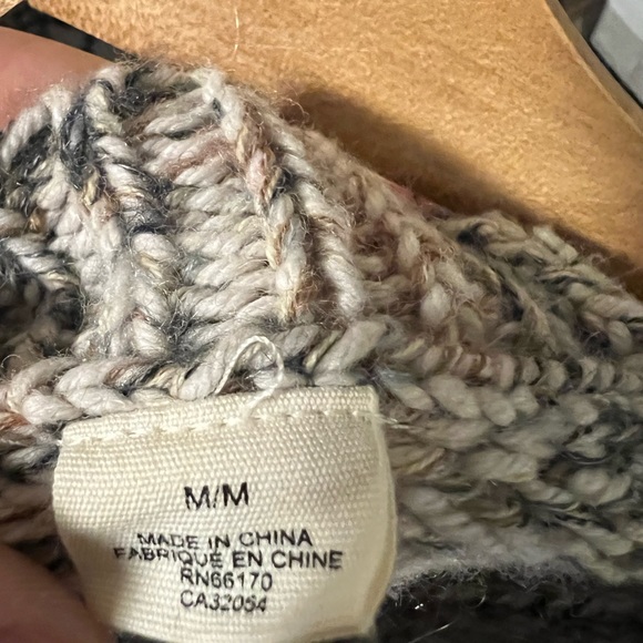 Crew Neck sweater! Size medium but runs like a small - Picture 6 of 7